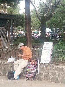 Un vendeur dans le zócalo de Cuernavaca. D.B.